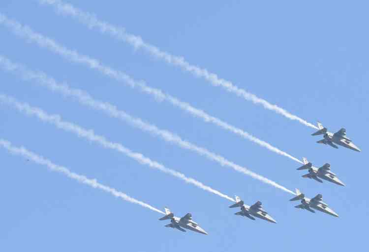 Spectacular flypast by 75 aircraft at Rajpath leaves people stunned