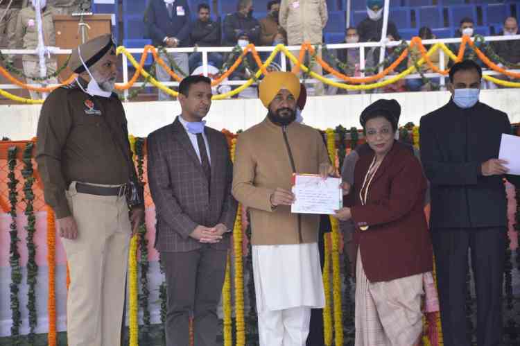 Principal Dr.Sareen of HMV honoured at State Level Republic Day Ceremony