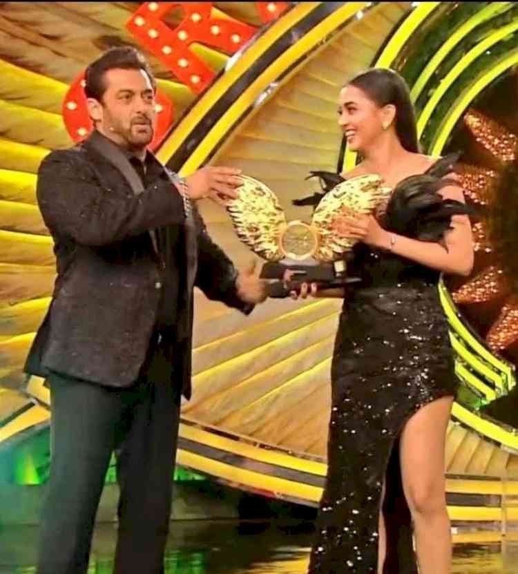 'Bigg Boss 15': Tejasswi Prakash lifts trophy, collects cheque of Rs 40 lakh