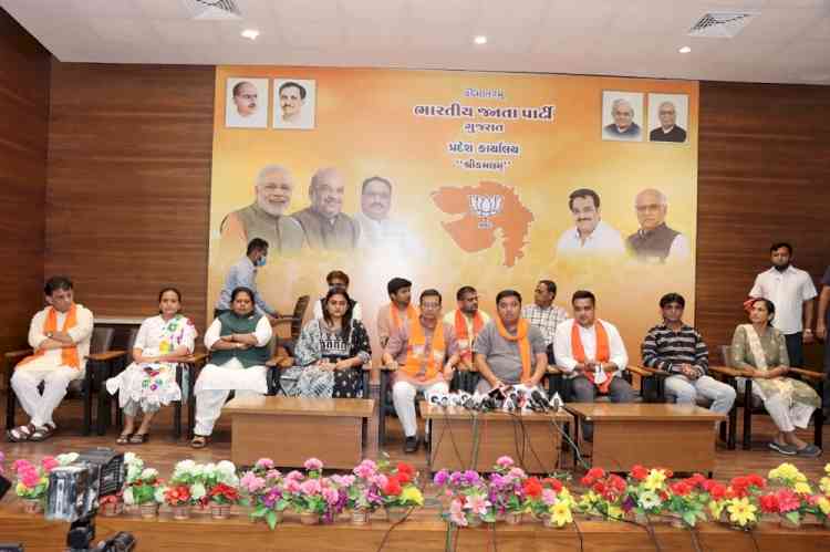 Five AAP corporators of Surat Municipal Corporation join BJP