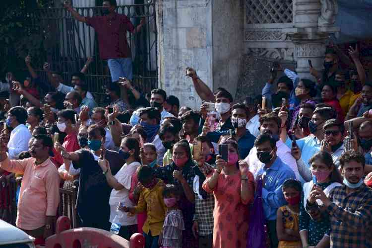 Amid chanting of vedic hymns, Lata Mangeshkar's body consigned to flames (Ld)