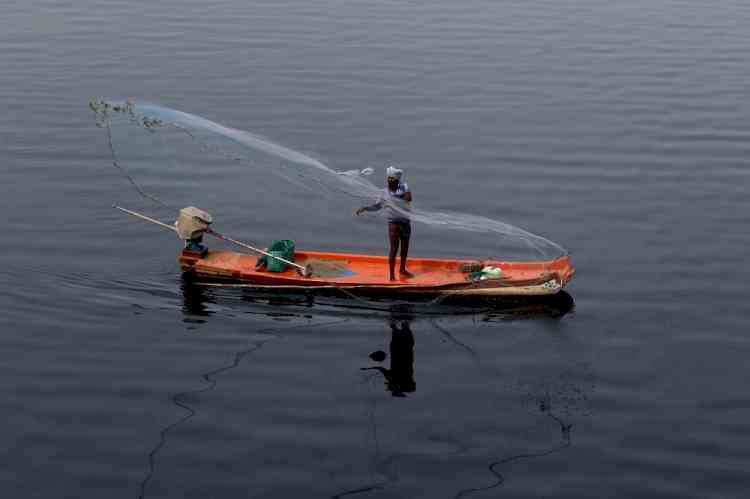 Sri Lankan Navy arrests 16 Indian fishermen