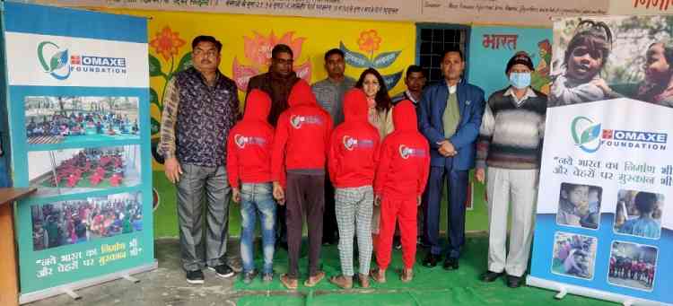 Omaxe Foundation distributes tracksuits and masks to children of Govt. Senior Secondary School and Arya Kanya Gurukul, Hasanpur