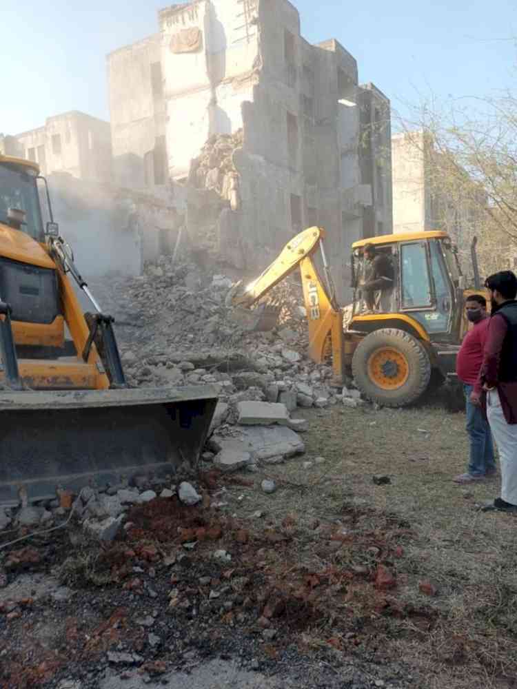 Building collapses in north Delhi, five trapped