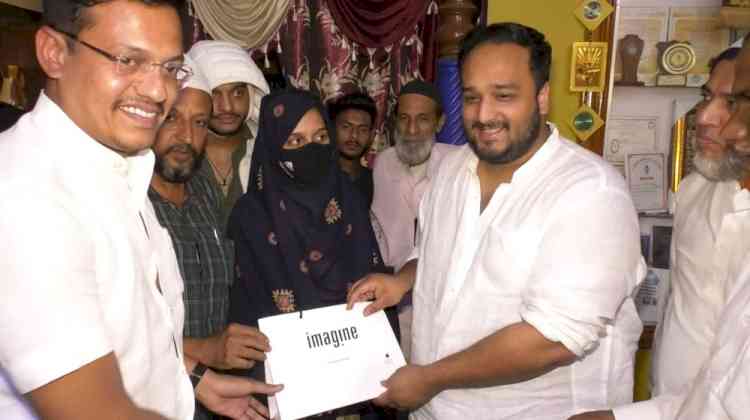 Hijab row: Mumbai MLA meets K'taka girl, gifts iPhone