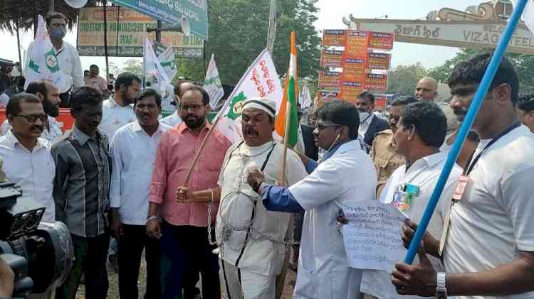 Vizag Steel Plant workers intensify protest against privatisation