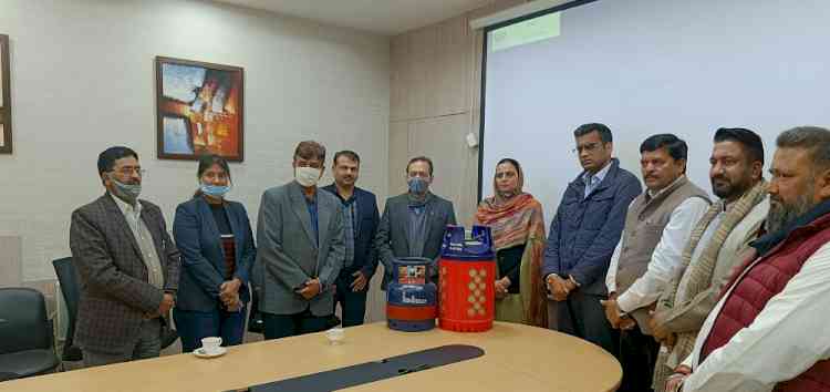 Mayor launches unique Indane domestic cylinder