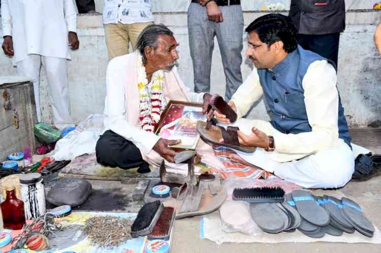 BJP MP polishes shoes of cobbler on Ravidas Jayanti in MP's Barwani