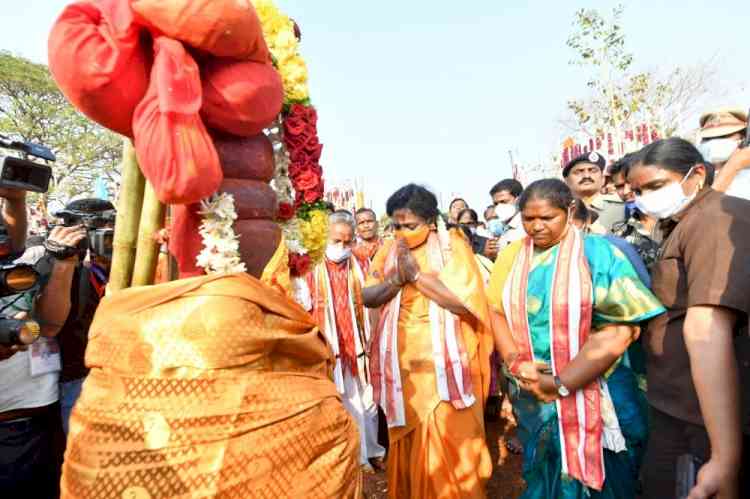 Thousands offer prayers on last day of Telangana's tribal fair