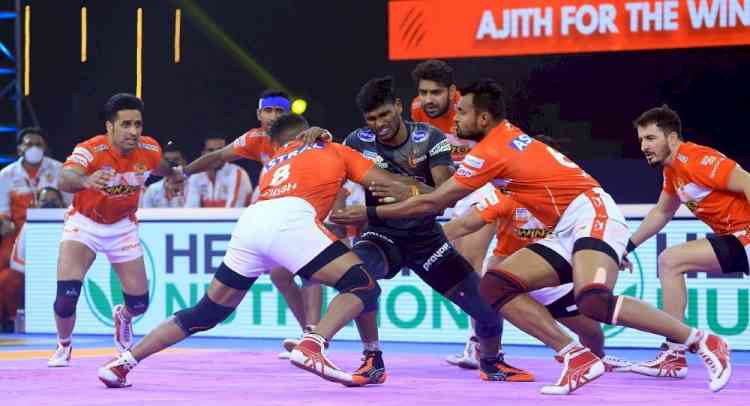 PKL 8: Gujarat Giants beat U Mumba to qualify for playoffs