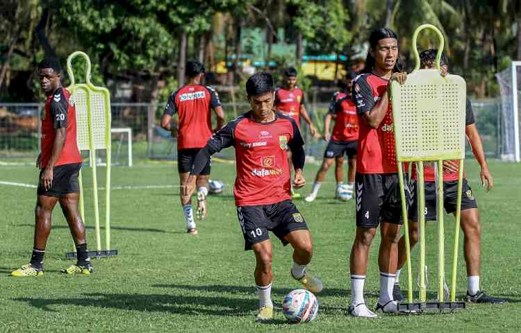 Hyderabad FC take on Kerala Blasters in decisive clash