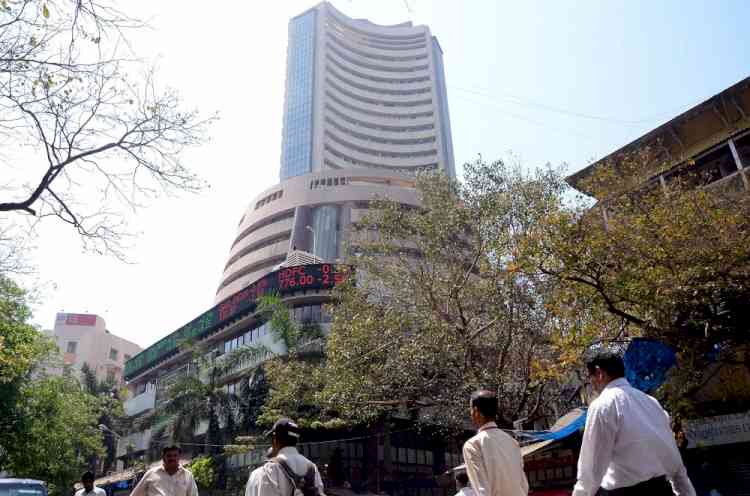 Indian equities extend losses; Sensex slips nearly 900 pts