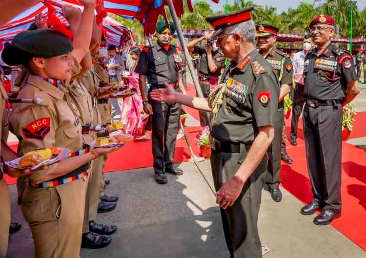 Gen Naravane presents Presidential Colours to 4 para batallions