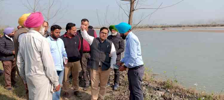 DC visits flood prone areas in Nawanshahar