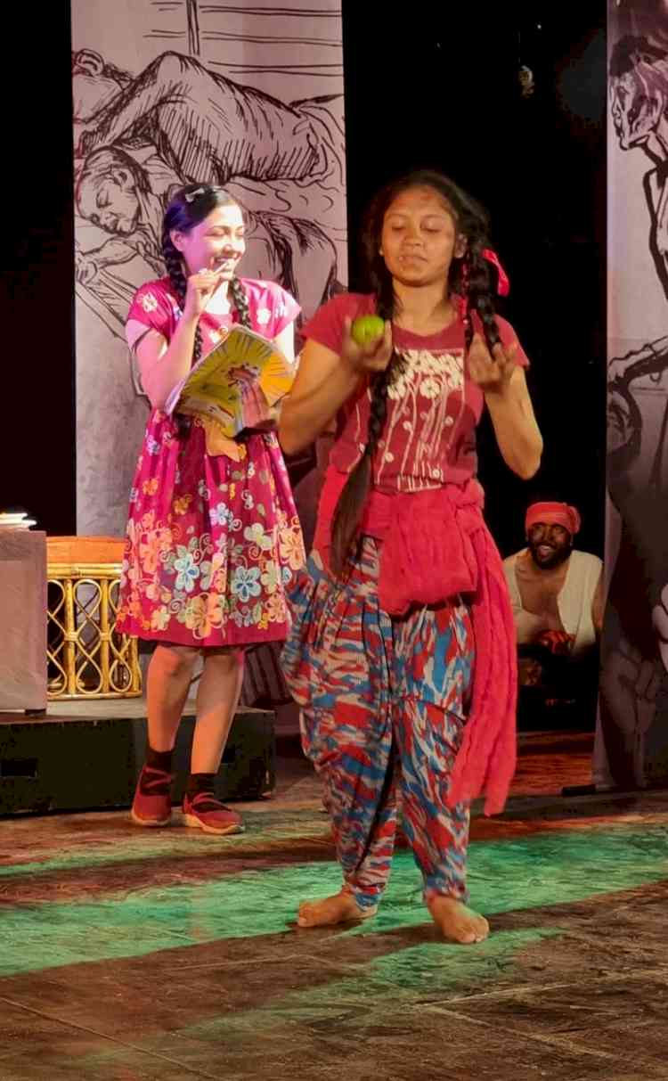 रंग आंगन नाट्योत्सव: डायरी ऑफ ए मैन और भूख तो आग है नाटकों का मंचन 