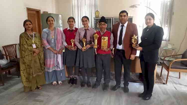 Overall trophy won by DIPS in State Level Talent Hunt Blooming Bud Competition