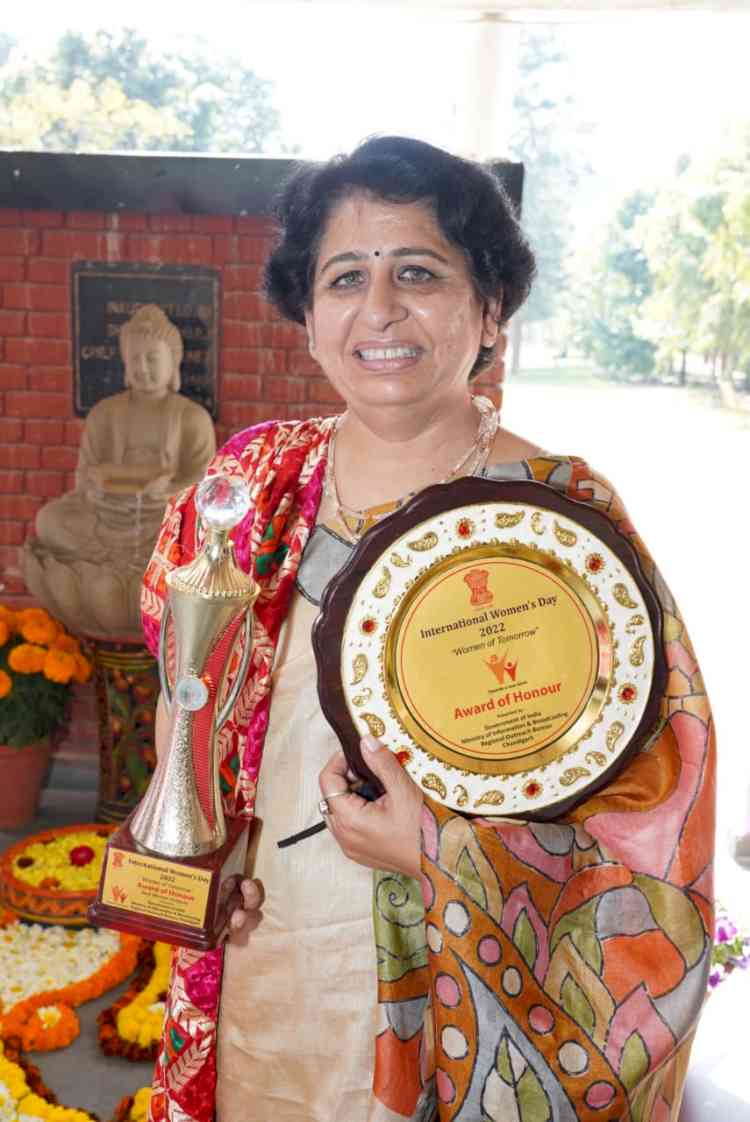 Principal Home Science College awarded women of Excellence Achiever Award by Ministry