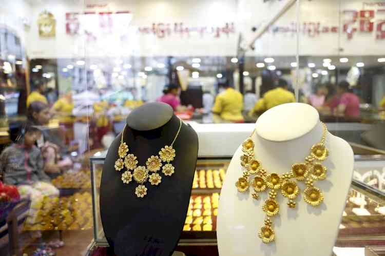 Ukraine war, FII sell-off push gold price to Rs 55K per 10 gm