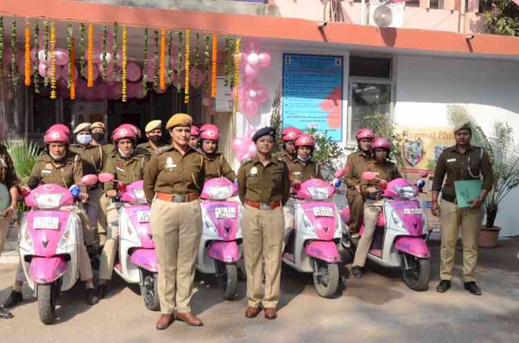 To celebrate women's day, Delhi police turn 'pink'