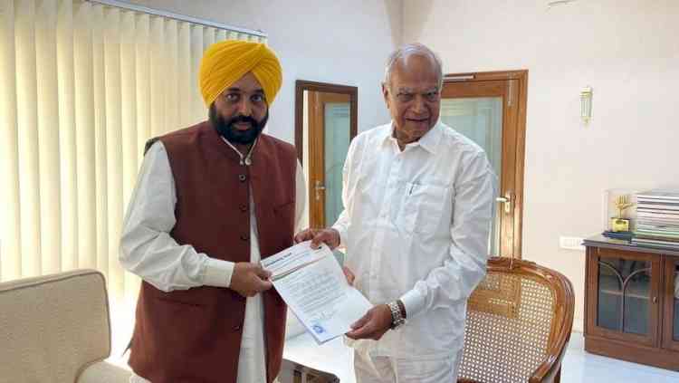 Mann meets Governor, stakes claim to form AAP govt