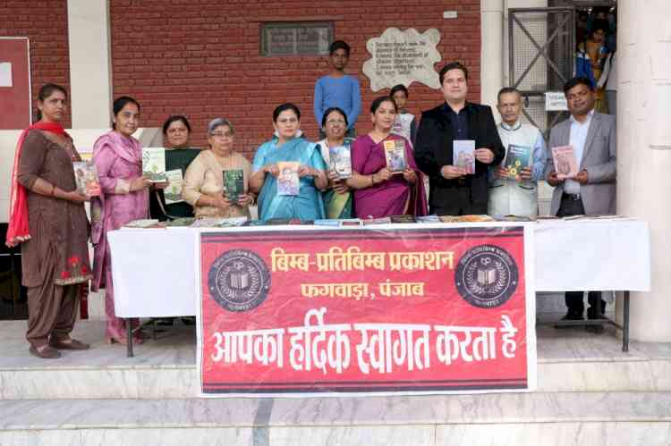 बिम्ब-प्रतिबिम्ब प्रकाशन फगवाड़ा, पंजाब द्वारा कमला नेहरु कॉलेज फॉर विमेन के सहयोग से पुस्तक प्रदर्शनी का आयोजन किया गया