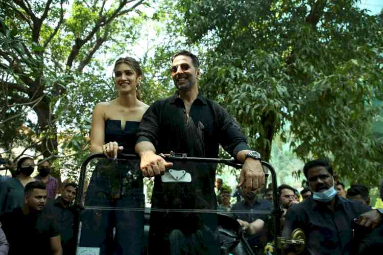 Akshay Kumar, Kriti Sanon visit National Museum of Indian Cinema