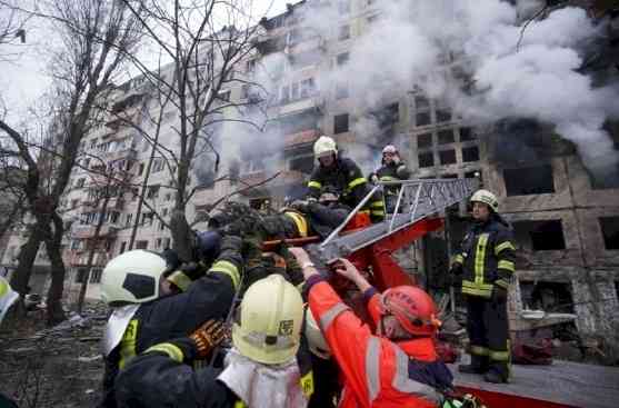 Missile shot down in Kiev, wreckage destroys residential building