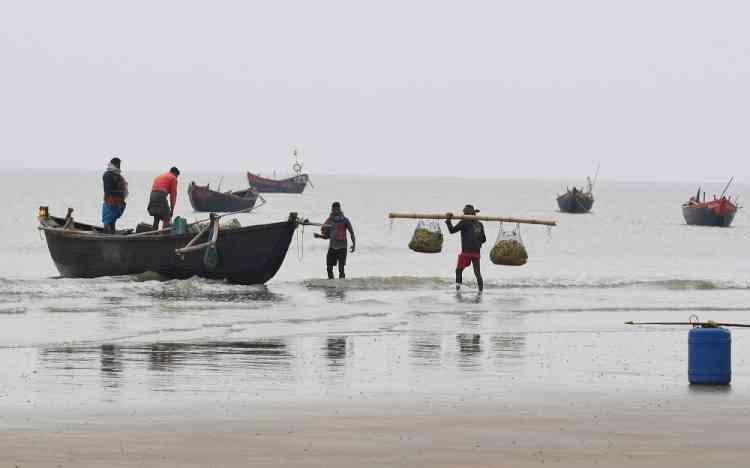 6 Lankan fishermen apprehended by Indian Coast Guard