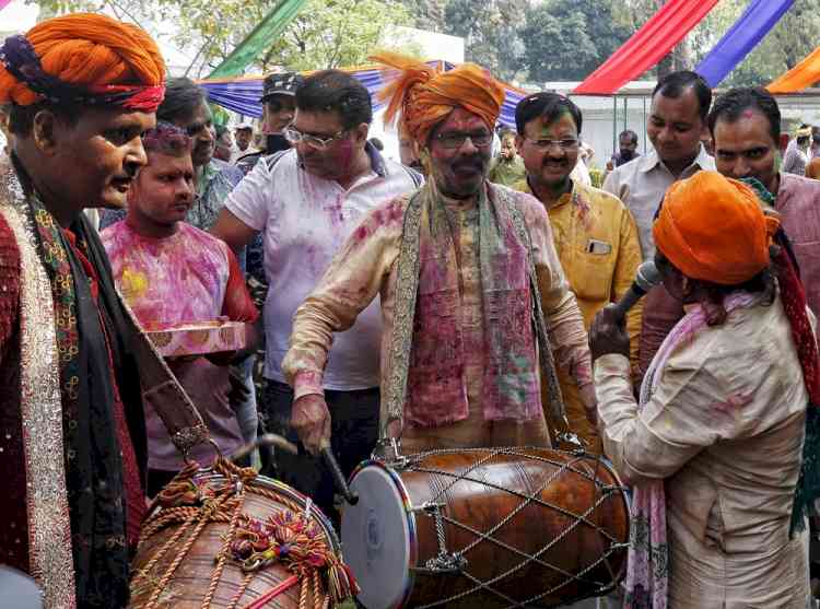 Nadda, Rajnath, Naqvi celebrate 'Holi'