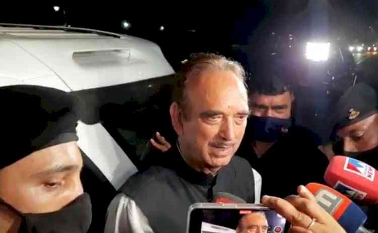 Nobody asked Mrs Gandhi to quit, says Azad after meeting Sonia (Lead)
