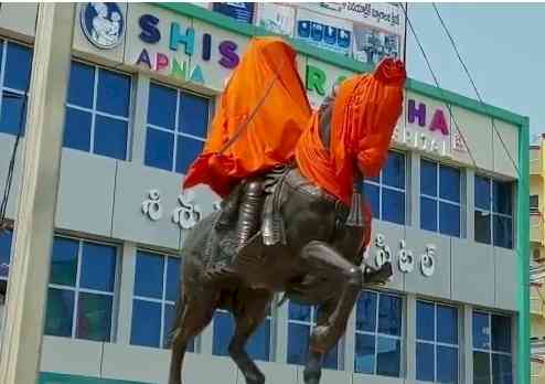 Group clash in Telangana town over Shivaji statue