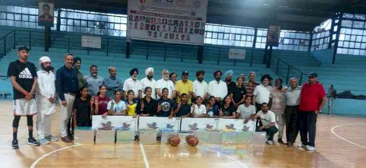 Philanthropist Vijay Chopra gifts costly LED TVs, and grinder mixers and shirts to 71st Junior Women National Champion team and coaches from Punjab