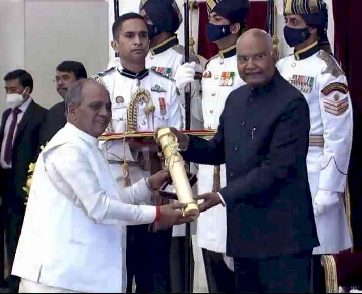 Prez confers Padma awards to Prabha Atre, late Kalyan Singh