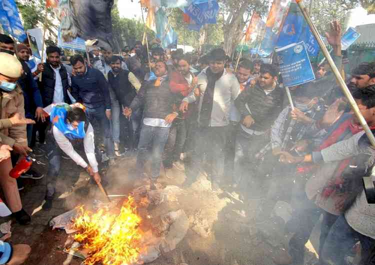 Gujarat NSUI burns effigy of BJP govt in front of Assembly building