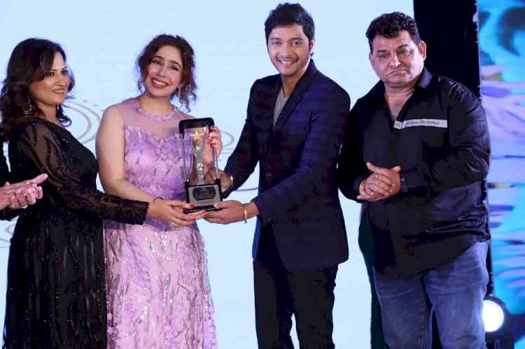 Actor Shreyash Talpade honours Himanee Bhatia with Aarvee Entertainment Iconic Achievers Award