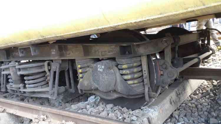 10 coaches of Mumbai-Jaynagar Antyodaya Express derail near Nashik