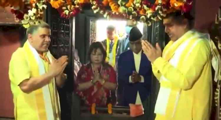 Deuba offers prayers at temples in Varanasi