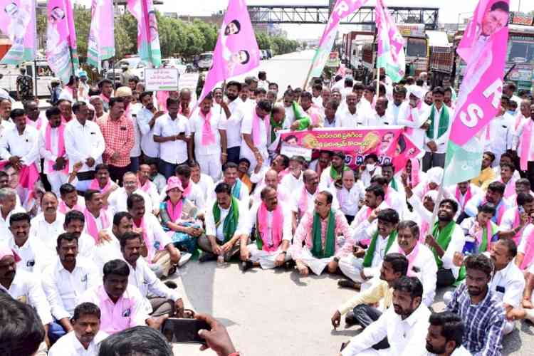 TRS leaders, workers block National Highways over paddy procurement