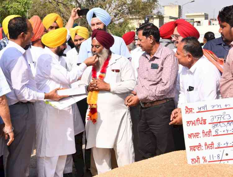 CM Bhagwant Mann reviews wheat procurement at Grain Market Khanna