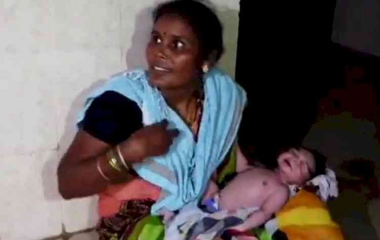 Woman delivers under cellphone light at Andhra hospital