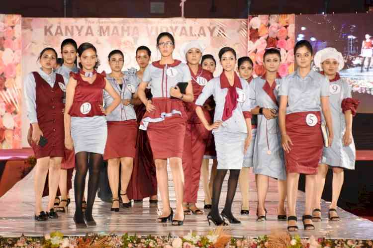 KMV successfully organises “Sukriti 22” Fashion Show