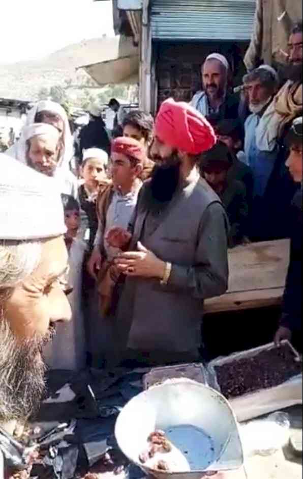 Pak Sikh trader distributes 'Ramzan package' to promote religious harmony