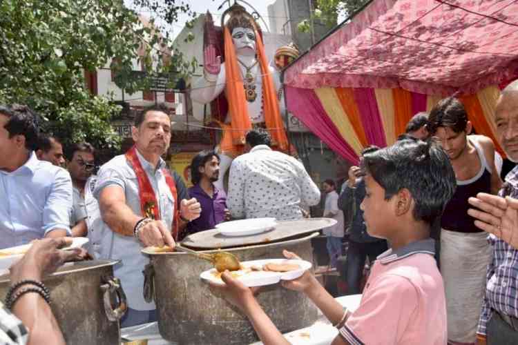 Ahead of birthday, Robert Vadra shares pix of feeding food to needy