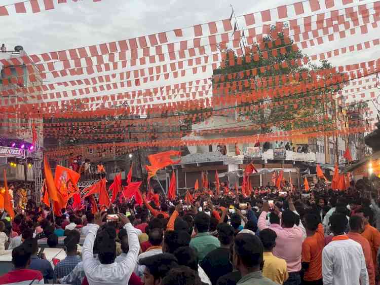 Muslims in Bhopal welcome Hanuman Jayanti procession with flowers
