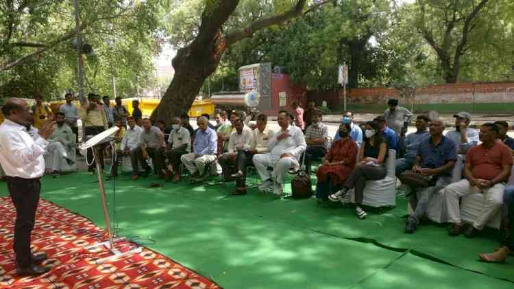 Students evacuated from Ukraine, parents hold protest at Jantar Mantar
