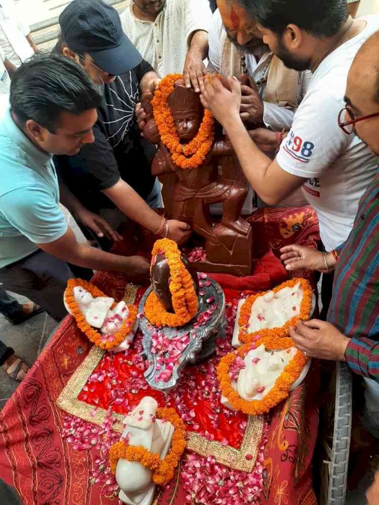 Sikka Group places ‘Shivlinga & Hanuman Murti’ at newly built temple in Sikka Karmic Greens