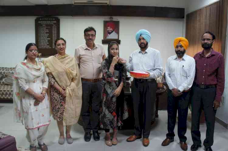 Jeenat of Lyallpur Khalsa College bagged 1st position in University exams 