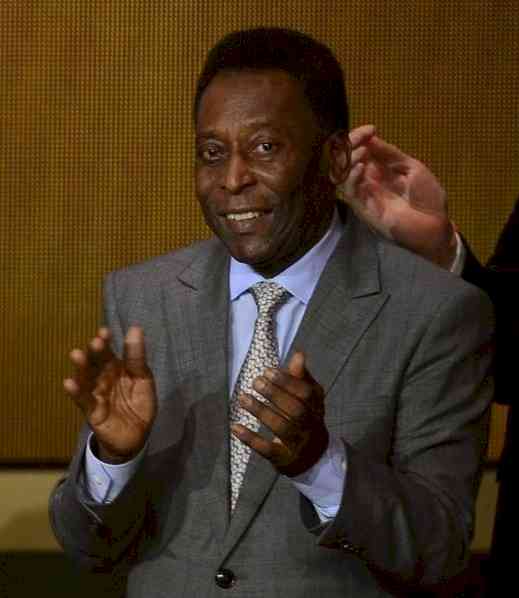 Pele leaves hospital after cancer treatment