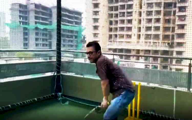 Aamir Khan plays box cricket, talks about sharing a 'kahani' on April 28