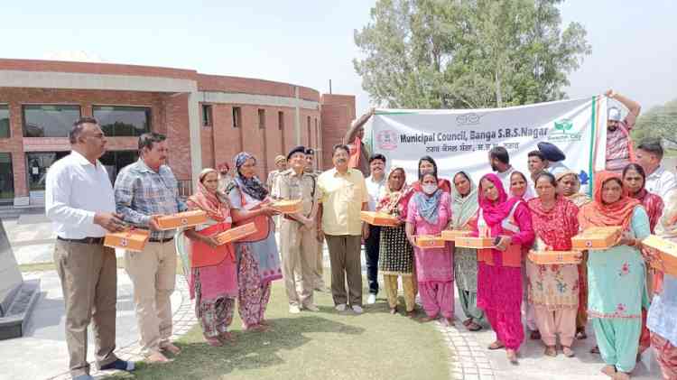 DC and SSP distribute 100 hygiene kits among Safai Sewaks